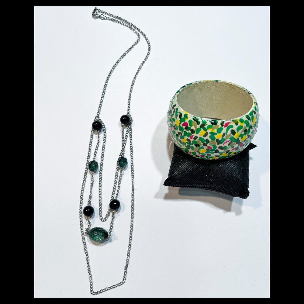 2PC GREEN/BLACK BEAD ON SILVER NECKLACE W/MULTICOLOR WOODEN BRACELET MIXED SET